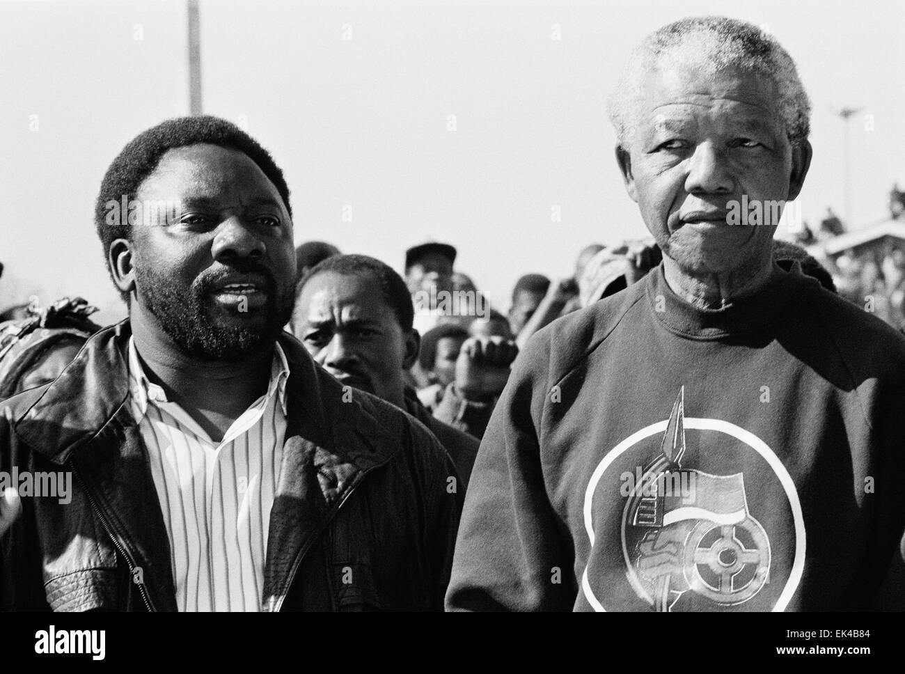 Cyril Ramaphosa und Nelson Mandela marschieren durch Soweto, das neu errichtete Denkmal für Hector Pieterson und all die anderen jungen Helden und Heldinnen, die ihr Leben im Kampf für Freiheit, Demokratie und Frieden niedergelegt. unseres Kampfes, 16 Juni 1992.Hector sagte Petersen war die erste Person, die am 16. Juni gewesen sein 1976and mehr als 600 Menschen in gewaltsamen Auseinandersetzungen mit der Polizei seit diesem Tag getötet. Trotzt seiner Organisation Anruf aus der Massenaktion Kampagne fordert, führte Herr Mandela auch einen Marsch von etwa 2000 Anhängern durch Soweto, die Gedenkstätte an der Regina Mundi Chur Stockfoto