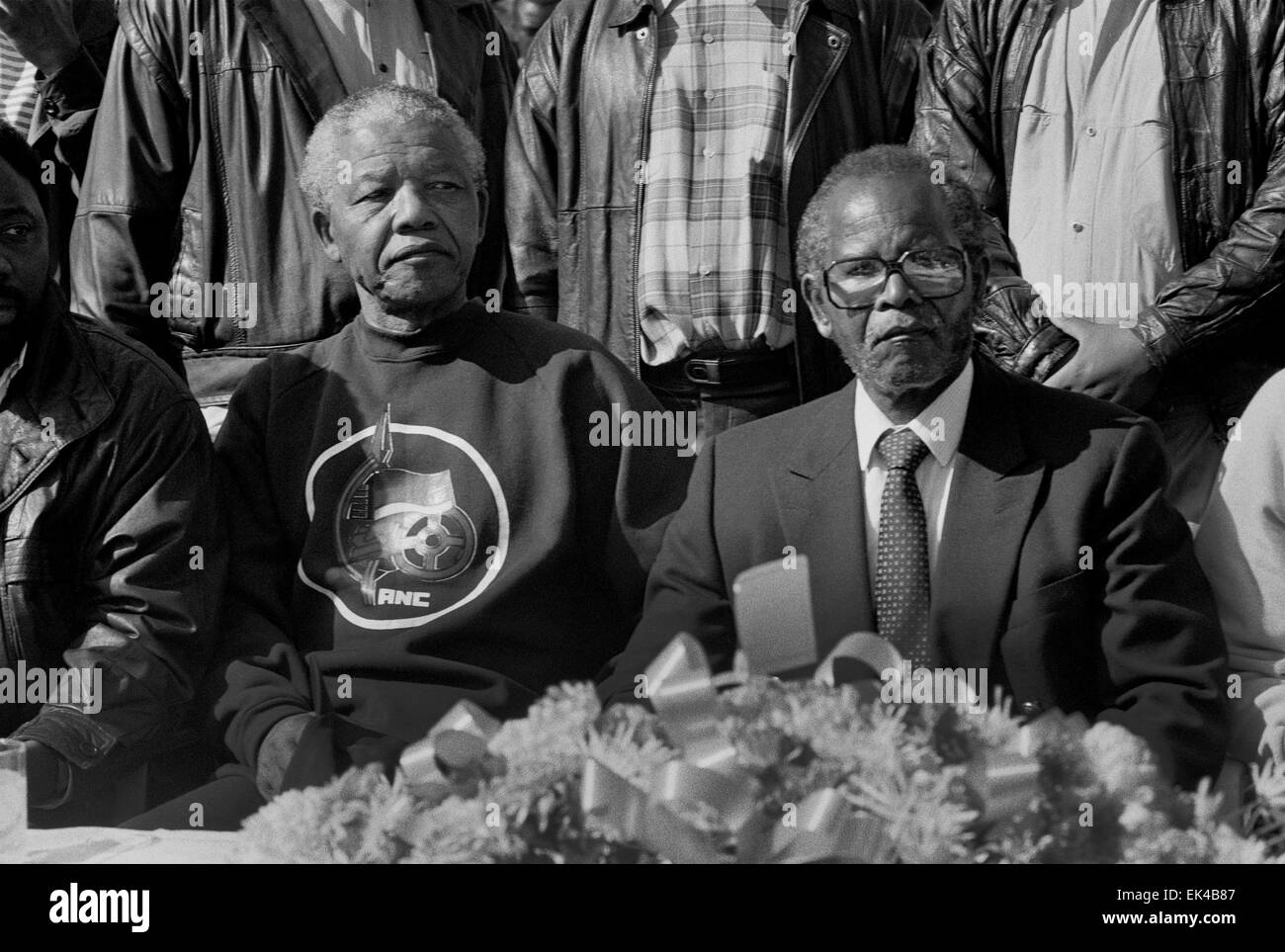 Cyril Ramaphosa, Nelson Mandela und Oliver Tambo (L-R) Adresse Croed in Orlando, Soweto, Tag der Jugend, 16. Juni 1992. Nelson Mandela enthüllt auch das Denkmal für Hector Pieterson und all die anderen jungen Helden und Heldinnen, die ihr Leben im Kampf für Freiheit, Demokratie und Frieden niedergelegt. von unserem Kampf an diesem Tag. Hector Petersen wurde gesagt, die erste Person, sterben am 16. Juni, 1976and mehr als 600 Tote bei gewaltsamen Auseinandersetzungen mit der Polizei seit jenem Tag gewesen zu sein. Trotzt seiner Organisation Anruf aus der Massenaktion Kampagne fordert, führte Herr Mandela auch einen Marsch von etwa 2000 suppor Stockfoto