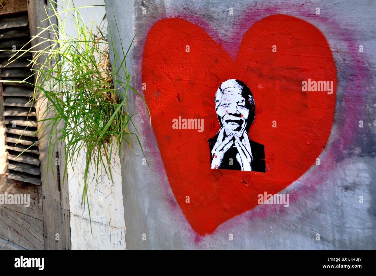 Spekulationen über den Zustand der Nelson Mandelas Gesundheit weiter. Südafrikaner drücken ihre Liebe für den "Vater der Nation'in viele verschiedene Möglichkeiten. Ein Wandbild am Straßenrand Stockfoto