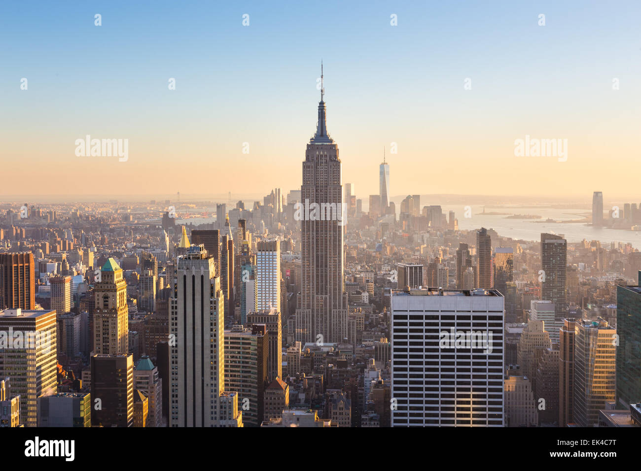 New York City Manhattan Skyline bei Sonnenuntergang. Stockfoto