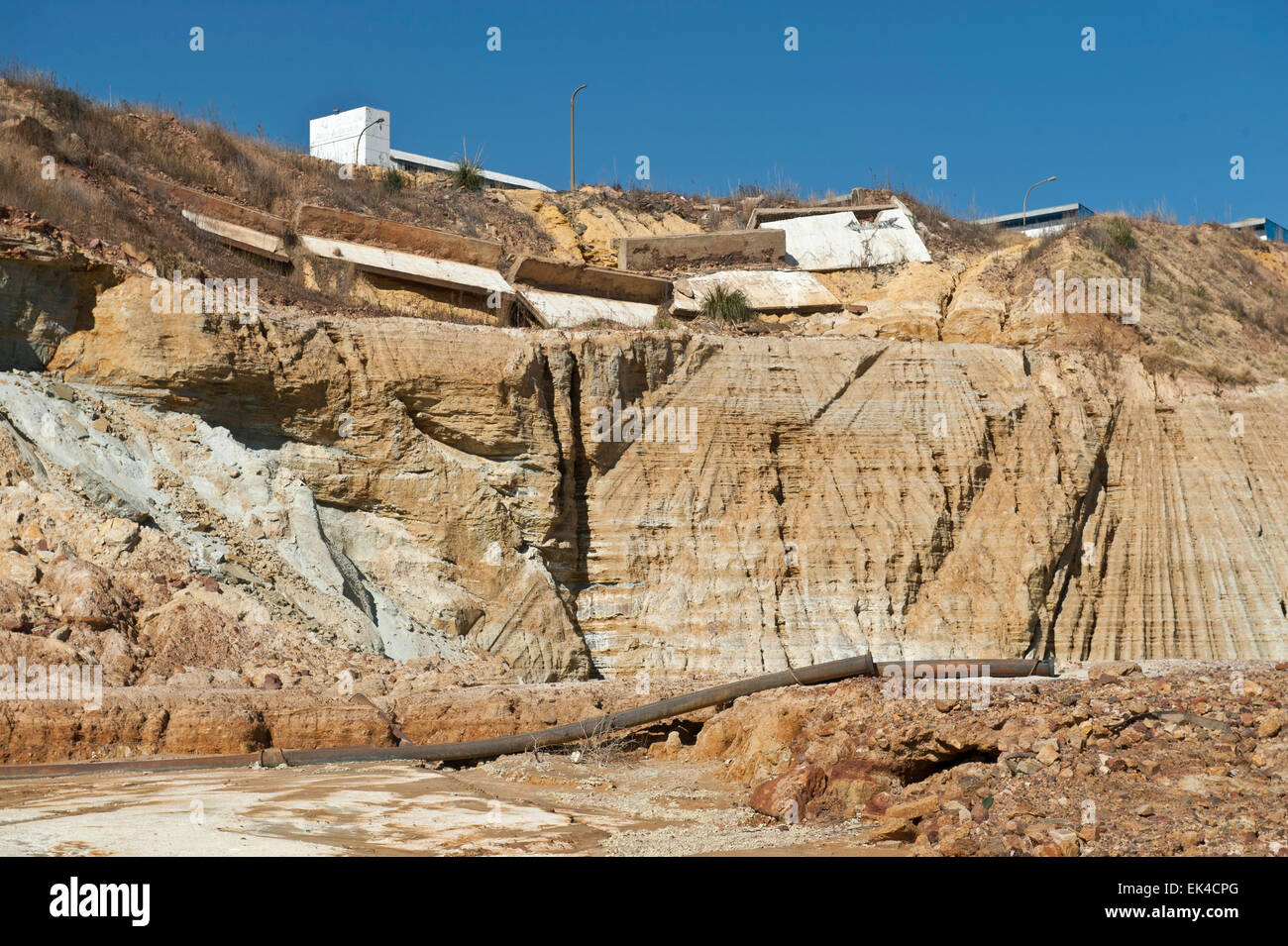 Es ist geworden mehr machbar für Bergbau, alte Mine Deponien für das restliche gold, die aus dem Sand nicht vollständig extrahiert wurden zu verarbeiten. die unterirdischen Bergbau Prozess sehr arbeitsintensiv und teuer. Diese Mine Deponien sind sprengte mit Wasser und Schlamm-Suspension ist dann geleitet Brakpan etwa 40km entfernt auf der Ost-Rand wo ist sie, nehmen Sie das restliche Gold verarbeitet. PIC anonymer verasamy Stockfoto