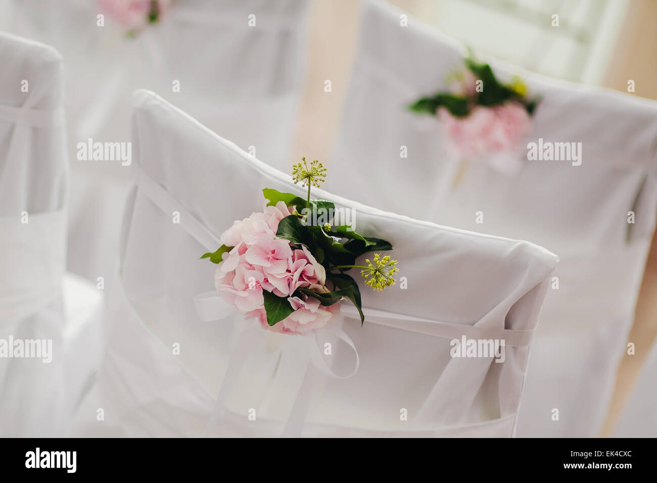 Hochzeit Stuhlabdeckung mit rosa Blumen Dekoration Stockfoto