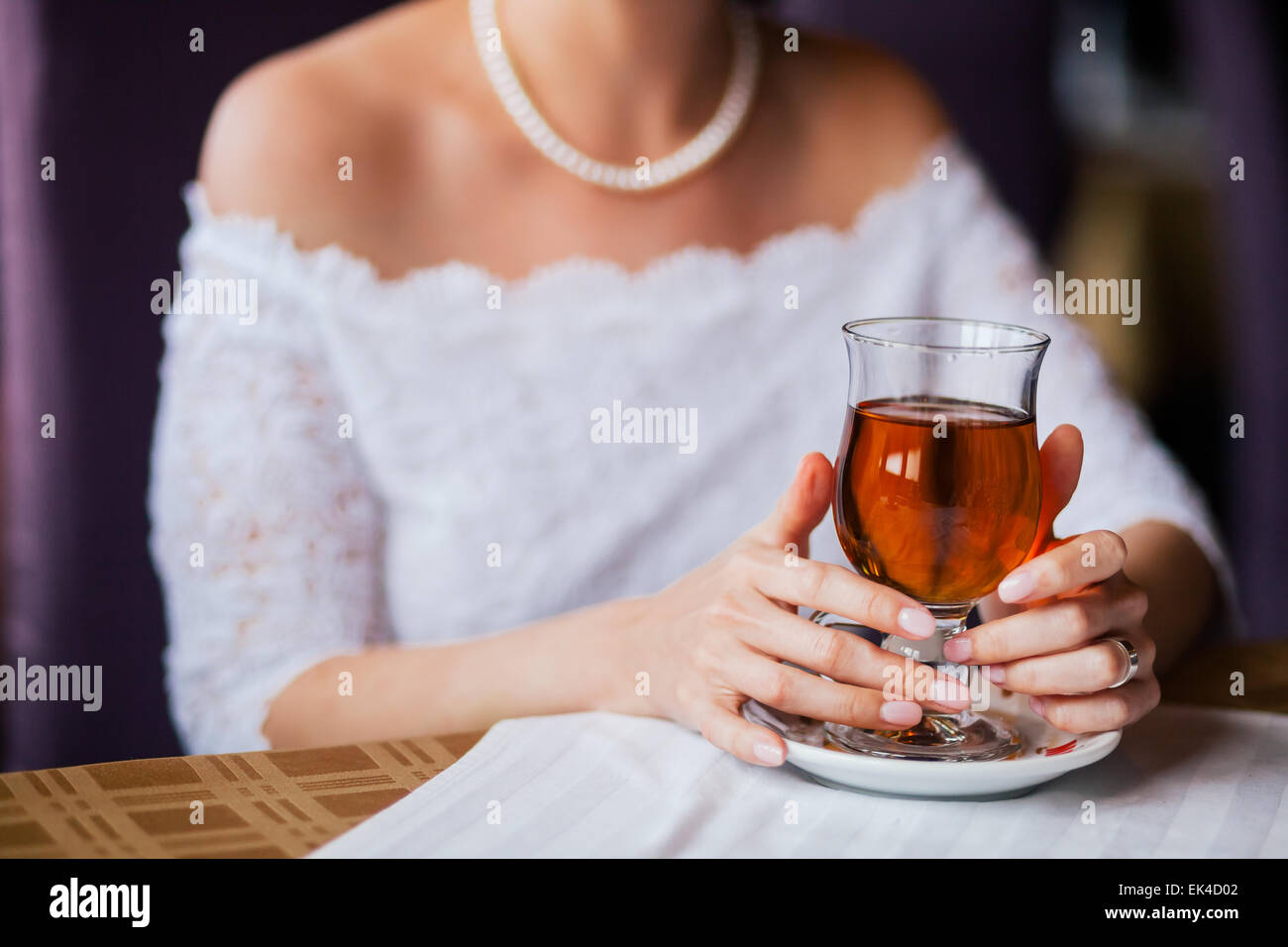 Braut die Hände mit Ehering hält die Tasse Tee hautnah Stockfoto