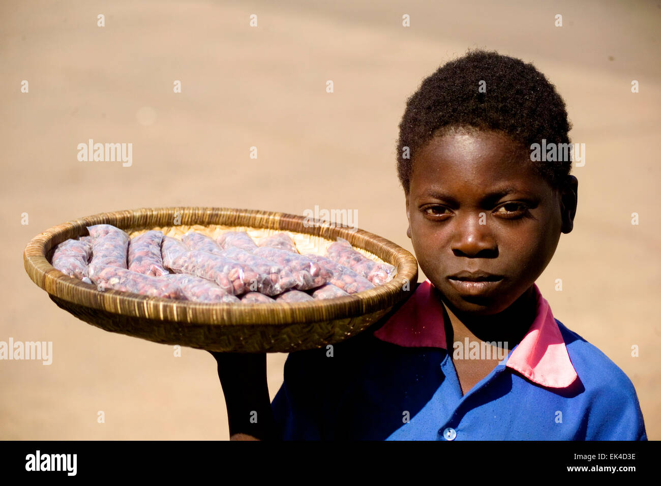 Eine afrikanische Kind verkaufen Erdnüsse auf den Straßen von Blantyre, Malawi. Stockfoto