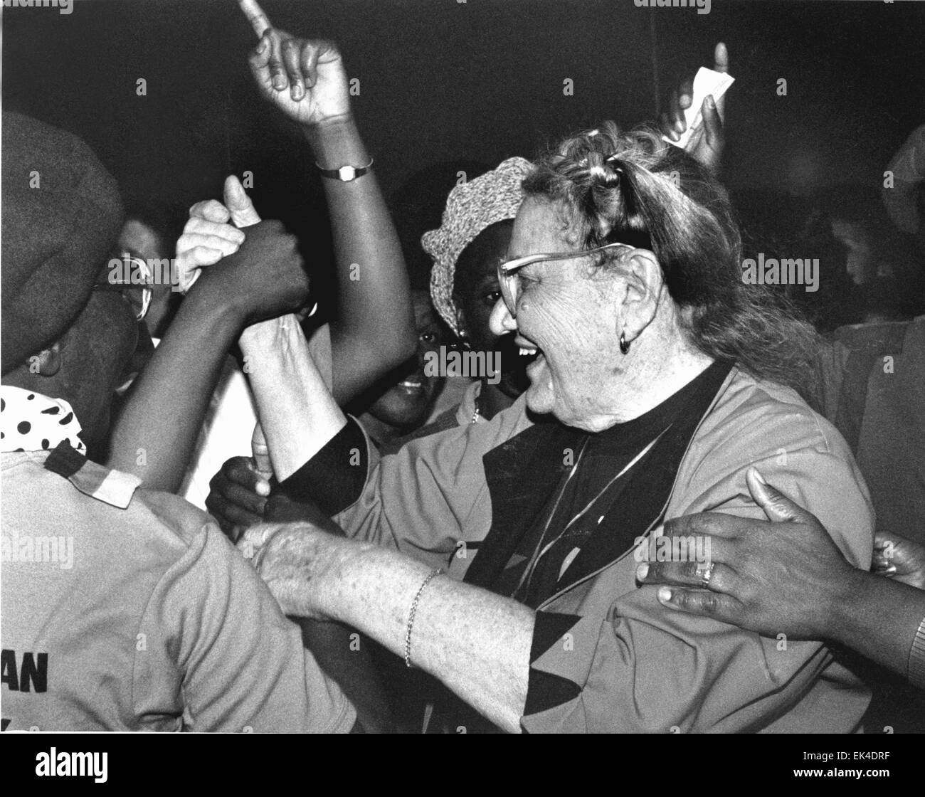 Ray Alexander Simons, Anti-Apartheid Stalwart, Gewerkschafter, South African kommunistische Partei angehört Willkommen zurück nach Südafrika aus dem Exil an einer Willkommenszeremonie veranstalteten FEDSAW Wits University, Johannesburg, 1990 Stockfoto