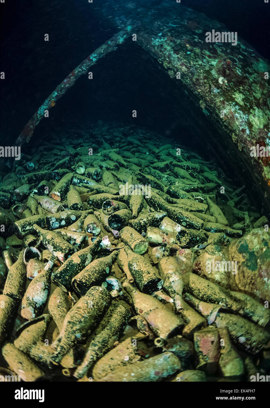 SUDAN, Rotes Meer, U.W. Foto, Umbria Wrack, italienischer Weinflaschen im Frachtraum des versunkenen Schiffs Stockfoto