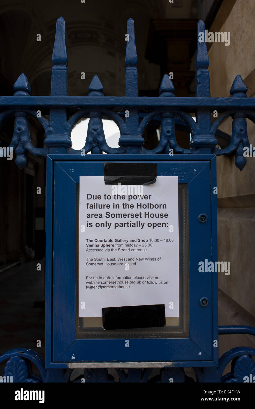 Ein Aushang Der Stromausfall Aussen Somerset House In Strand
