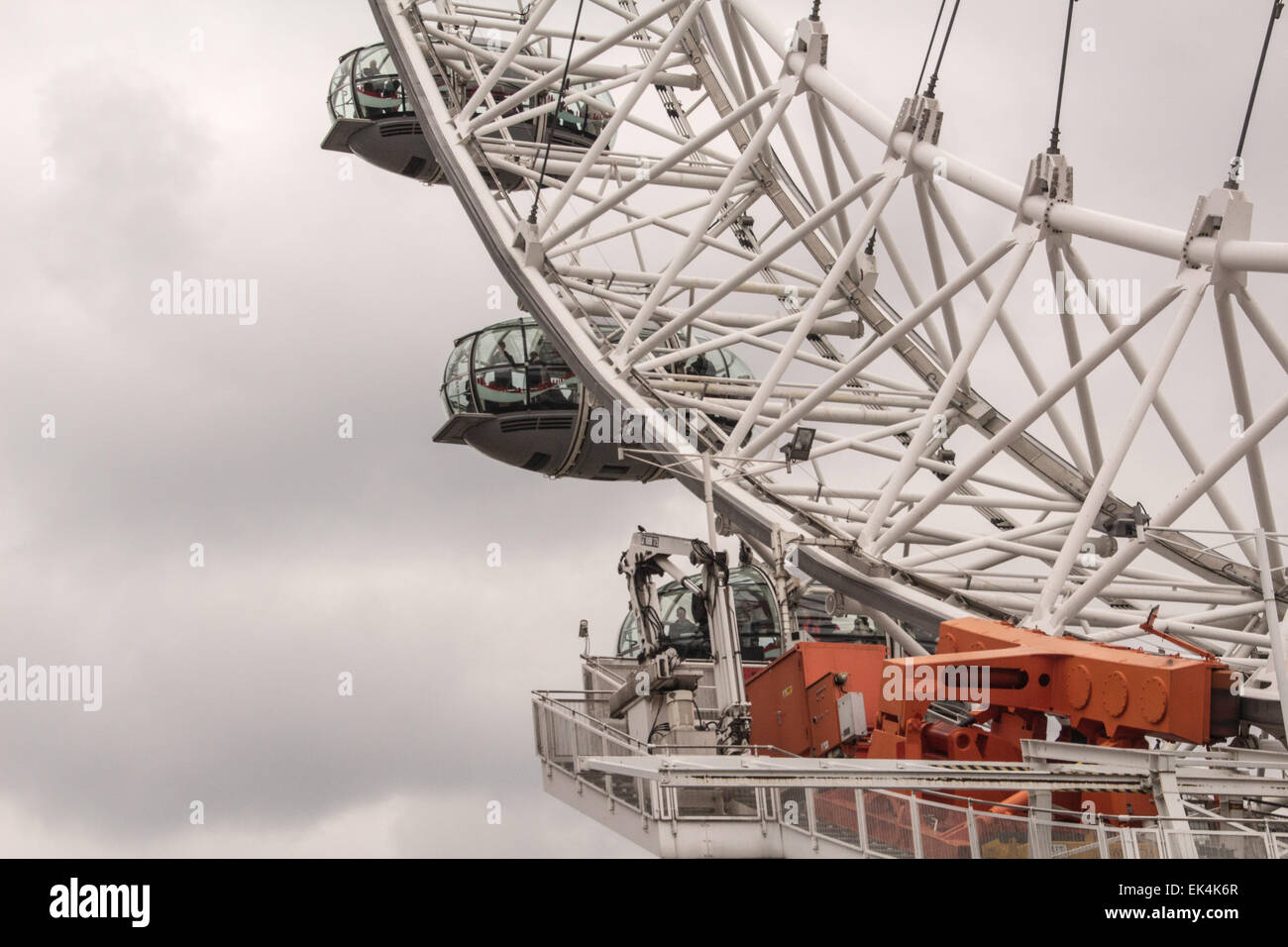 Nahaufnahme von einigen der Passagier Kapseln mit dem London Eye an einem grauen Tag Stockfoto