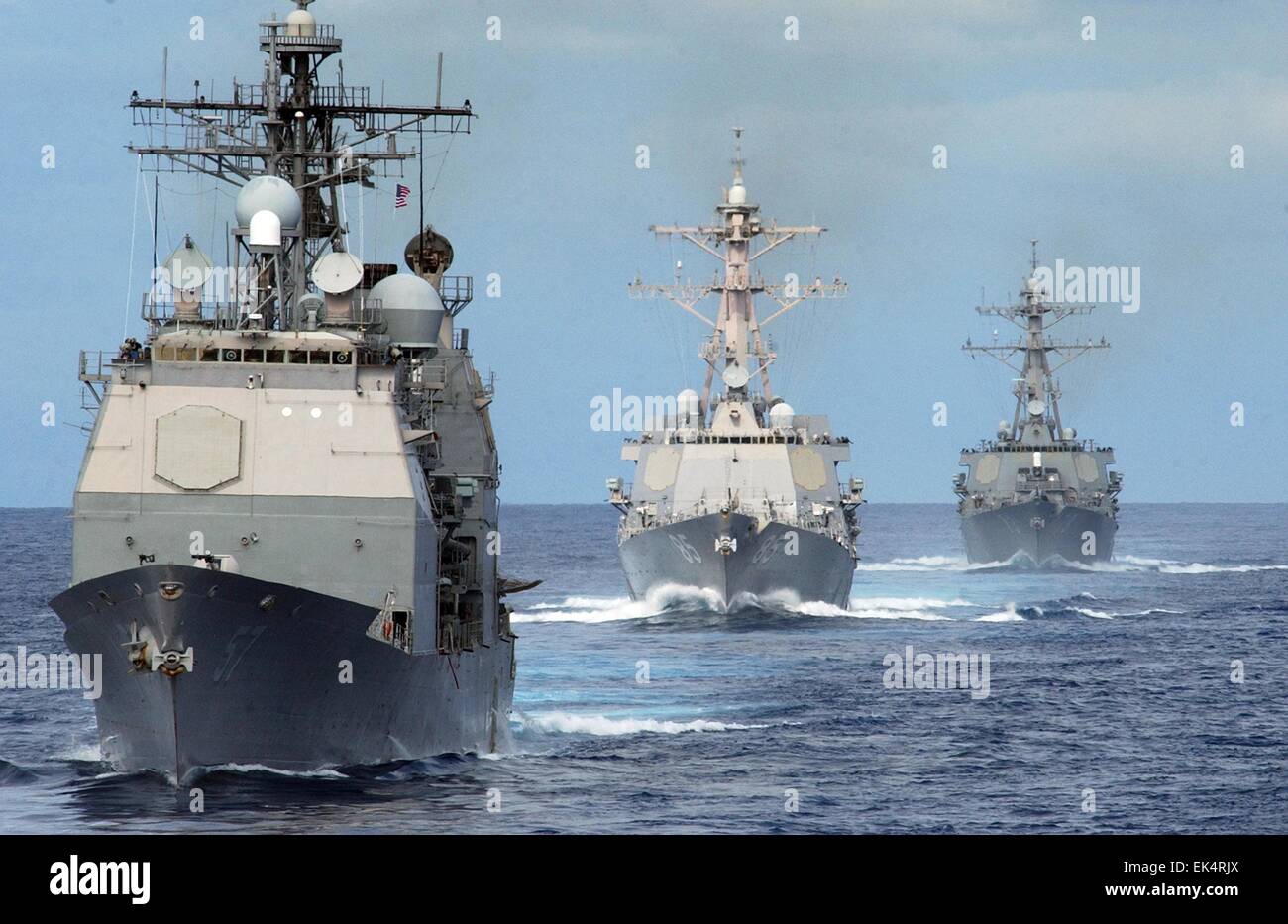 U.S. Navy geführte Flugkörper Kreuzer USS Lake Champlain gefolgt von der Arleigh-Burke-Klasse geführte Flugkörper Zerstörer USS McCampbell und USS Decatur während des Betriebs 3. Juli 2006 im Pazifischen Ozean. Stockfoto