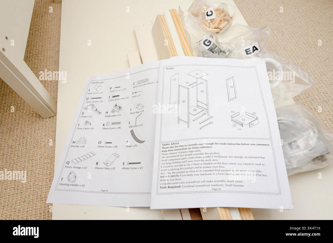 Selbstmontage Flachgehäuse Möbel mit Komponente Befestigungen und Anleitung zu führen Stockfoto