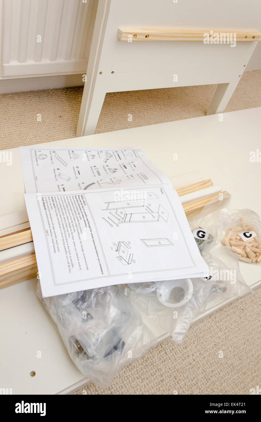 Selbstmontage Flachgehäuse Möbel mit Komponente Befestigungen und Anleitung zu führen Stockfoto