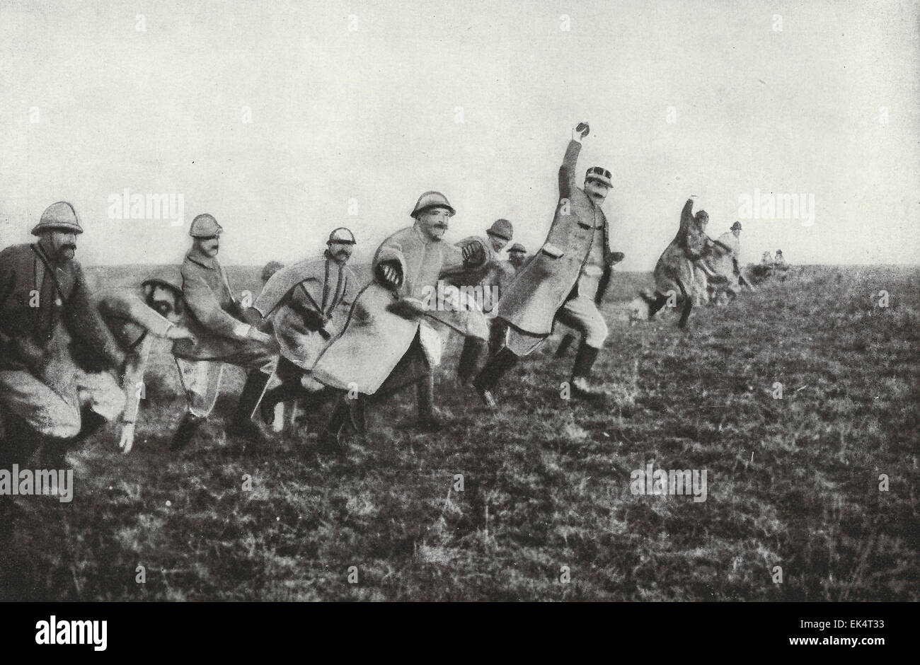 Eine Handgranate bei Verdun anzugreifen.  Diese Männer freiwillig zu eine besonders gefährliche Winkel des deutschen Graben angreifen.  Sie wurden nach vorne laufen, schreien und zeigen ihre Granaten, wenn dieses Bild, 1916 angedockt war Stockfoto