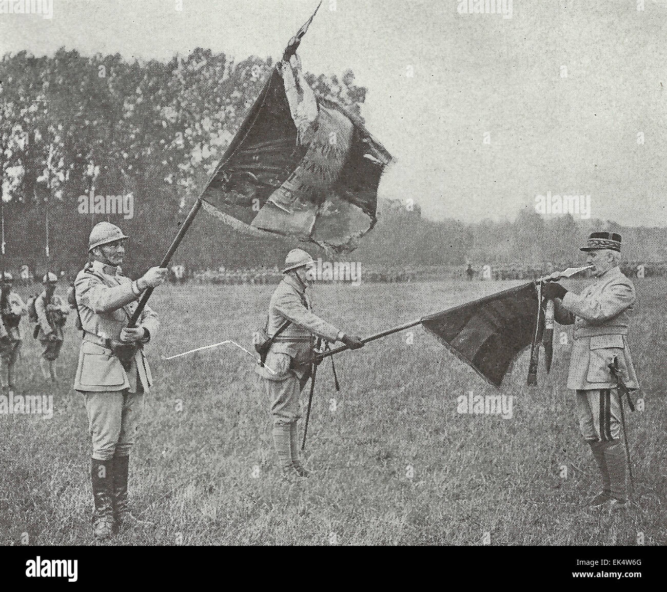 General Petain, der Verteidiger von Verdun, sieht man hier schmücken die Flagge eines heroischen Französisch-Regimenter unter seinem Kommando, ca. 1916 Stockfoto