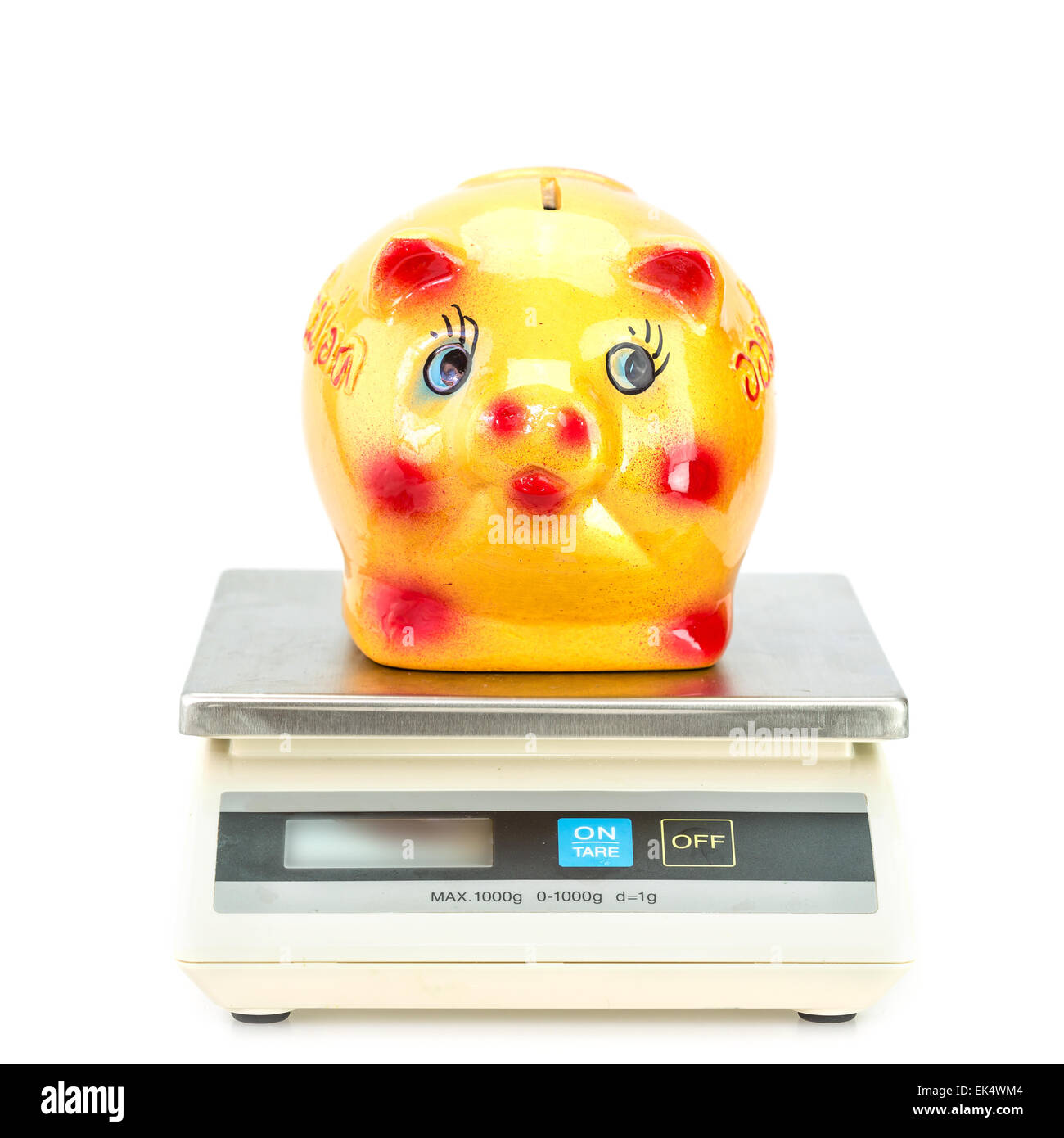 Gelbe Keramik Sparschwein auf digitale Waage Stockfoto