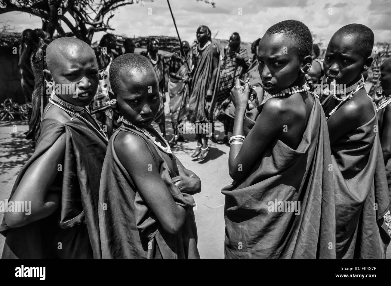 Kenia, Tsavo East National Park, Massai-Dorf, Masai Mädchen Porträt (FILM Scannen) Stockfoto