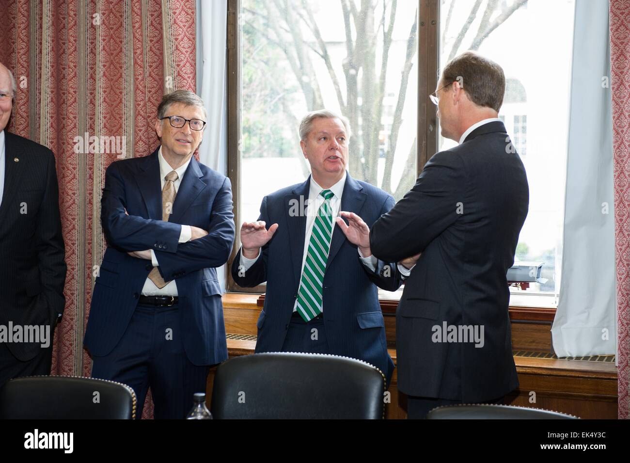 US-Senator Lindsey Graham trifft sich mit Microsoft-Gründer Bill Gates und Westrock Group CEO Scott Ford bevor sie in den Senat Mittel Unterausschusses mündlichen Verhandlung auf Diplomatie, Entwicklung, und Staatssicherheit in den Dirsken Senate Office Building 26. März 2015 in Washington, DC bezeugen. Stockfoto