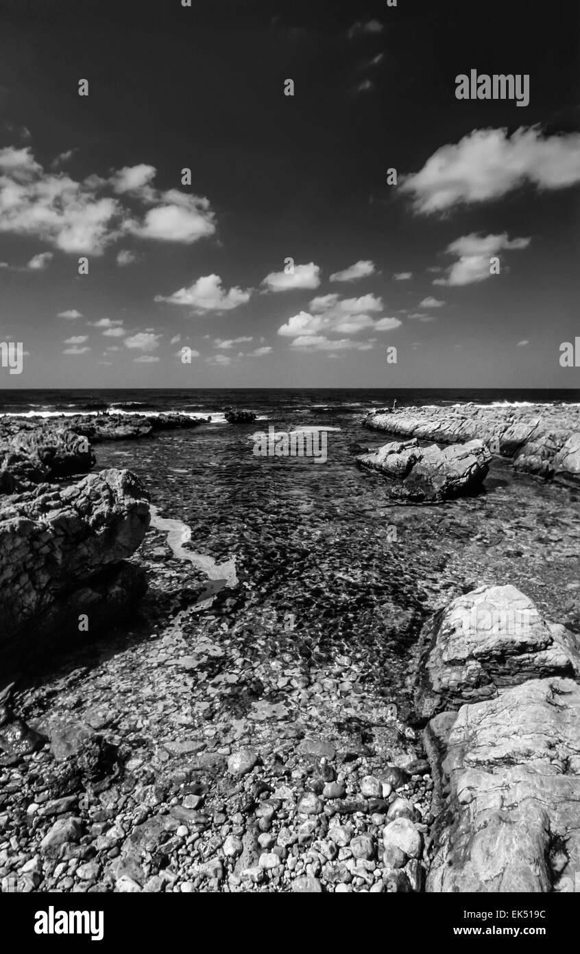 Italien, Sizilien, Tyrrhenischen Meer, Blick auf die sizilianische felsige Küste in der Nähe von San Vito Lo Capo (Provinz Trapani) - FILM Scannen Stockfoto