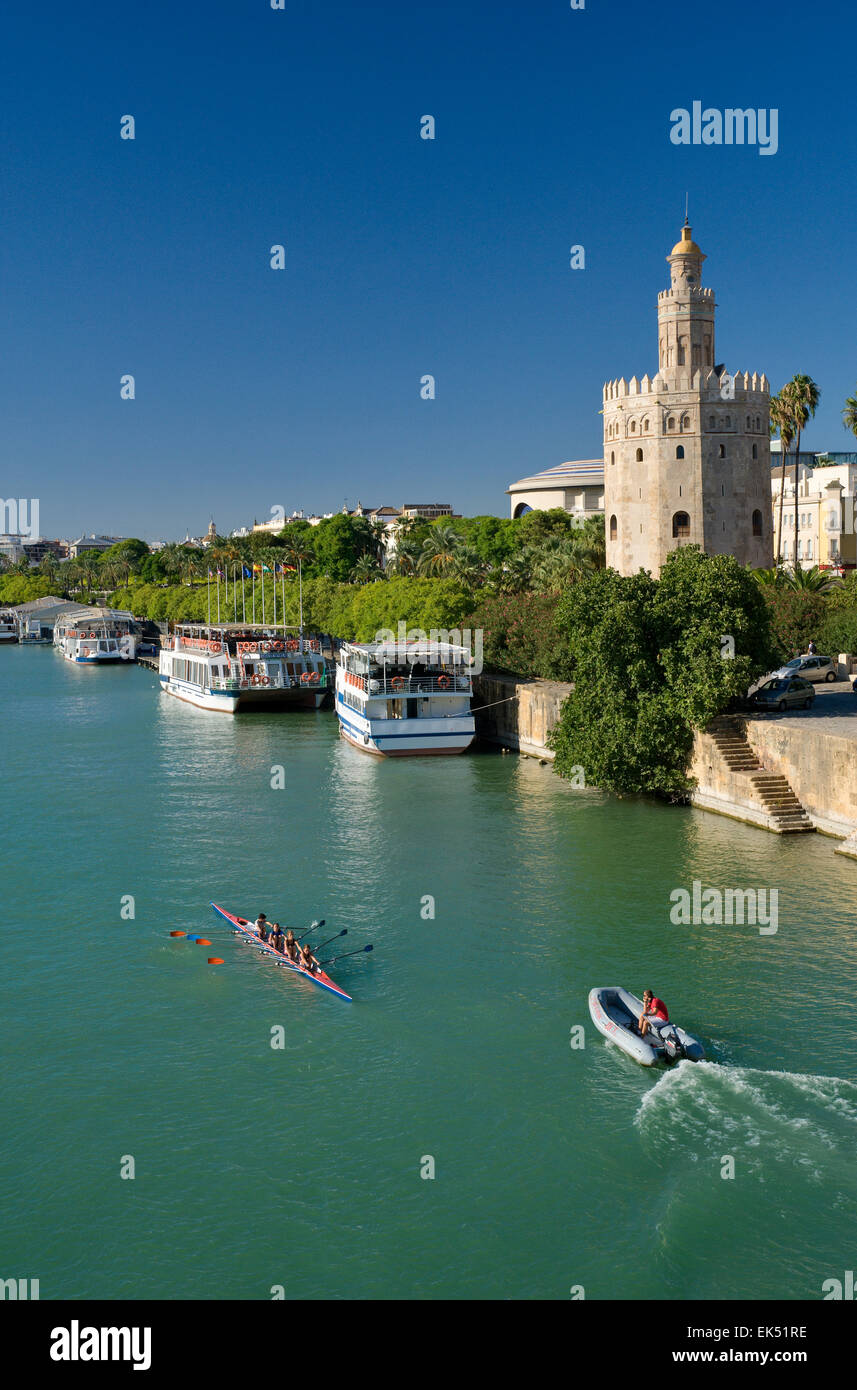 Spanien, Sevilla, Torre del Oro, der goldene Turm cruise Boote und Kanu auf dem Fluss Guadalquivir Stockfoto