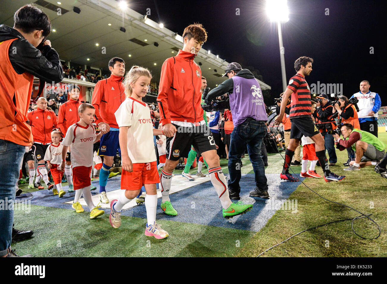 Sydney, Australien. 7. April 2015. AFC Championsleague. Western Sydney Wanderers FC Seoul V. Seoul-Kapitän Koh Myong-Jin führt sein Team heraus. Bildnachweis: Aktion Plus Sport/Alamy Live-Nachrichten Stockfoto