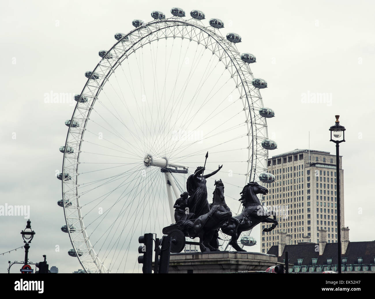 London Eye und Britannien Rebellion-Statue. Great Britain. Stockfoto