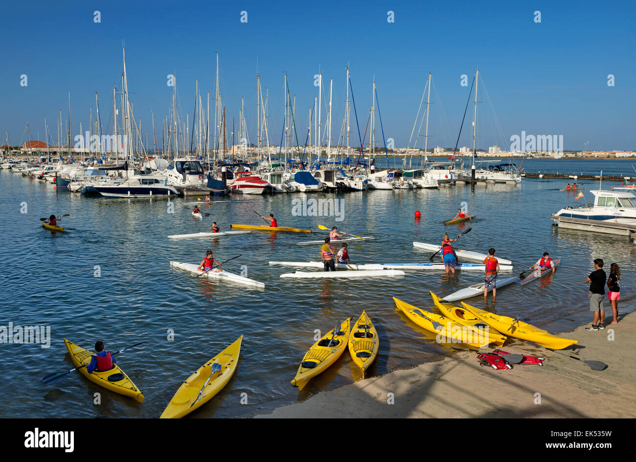 Portugal, der Ost-Algarve, Vila Real de Santo António Marina mit jungen Kanuten Stockfoto