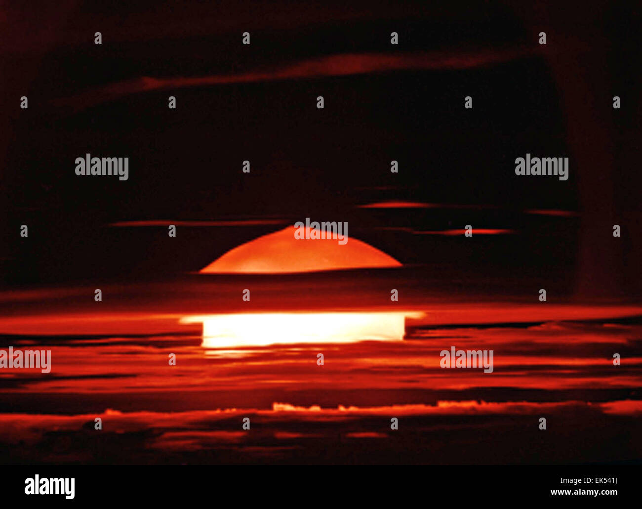 Pilz geformte Wolke und Wasser Spalte von einer thermonuklearen Explosion von einem Abwurf eines lieferbaren Wasserstoffbombe Tests in Operation Redwing Mai 1956 im Bikini-Atoll. Stockfoto