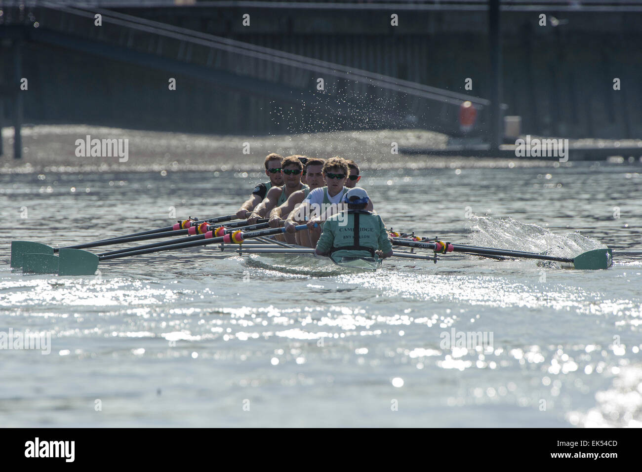 London, UK. 7. April 2015.  Cambridge University in Aktion während des Trainings für die Regatta von BNY Mellon.  [Bow] Jasper Holst, [2] Luke Juckett, [3] Ben Ruble, [4] Alex Leichter [5] Willen Warr, [6] Matt Jackson, [7] Josh Hooper [Schlaganfall] Henry Hoffstot [Cox] Ian Middleton. Bildnachweis: Stephen Bartholomäus/Alamy Live-Nachrichten Stockfoto