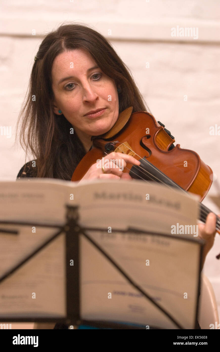 Frau spielt Bratsche bei einem karitativen Musikkonzert, angehende Musiker und Komponisten, Farnham, Surrey, UK zu unterstützen. Stockfoto