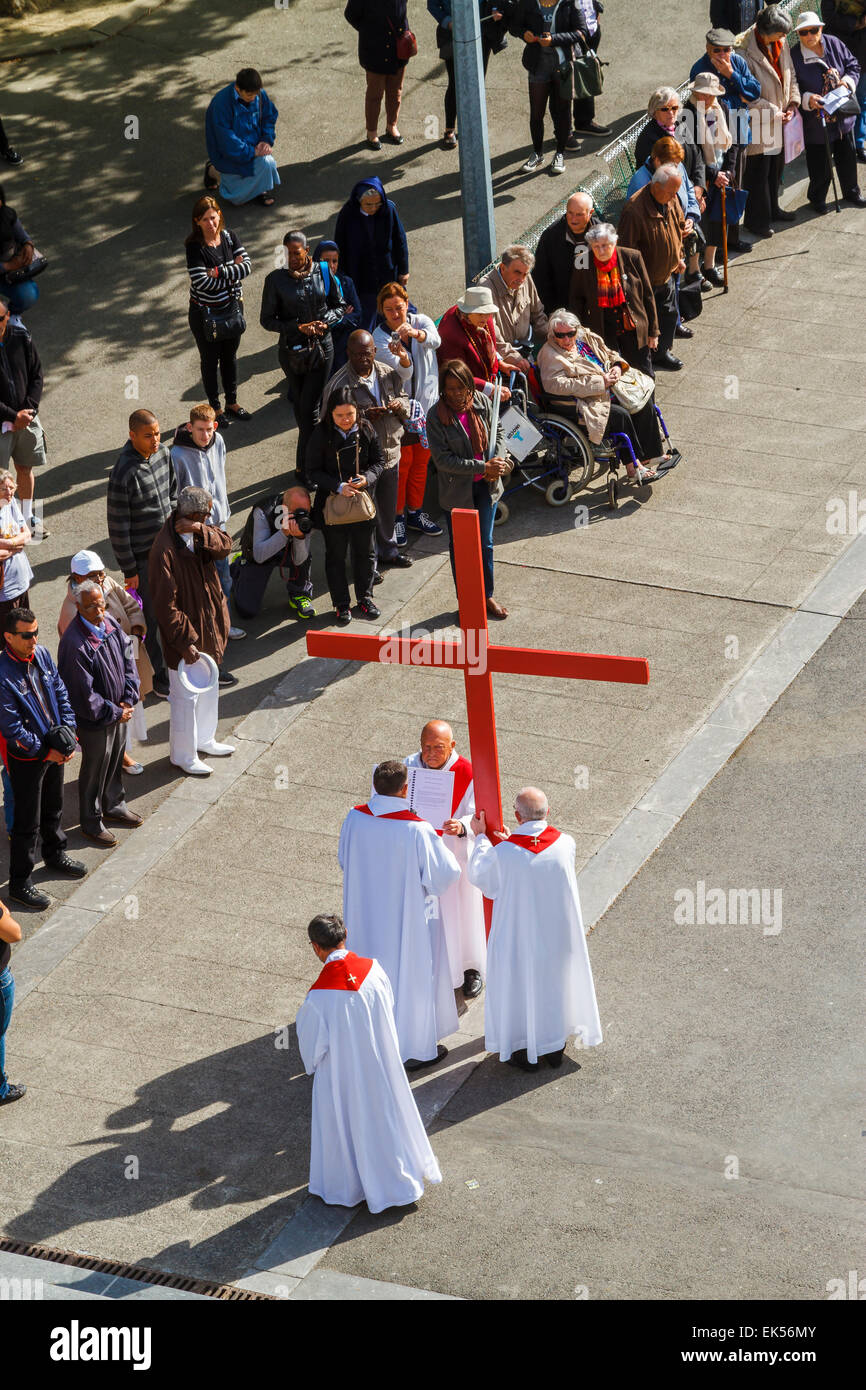 Katholische Zeremonie in der Karwoche. Rosenkranz-Basilika-Platz. Lourdes-Stadt. Frankreich, Europa Stockfoto