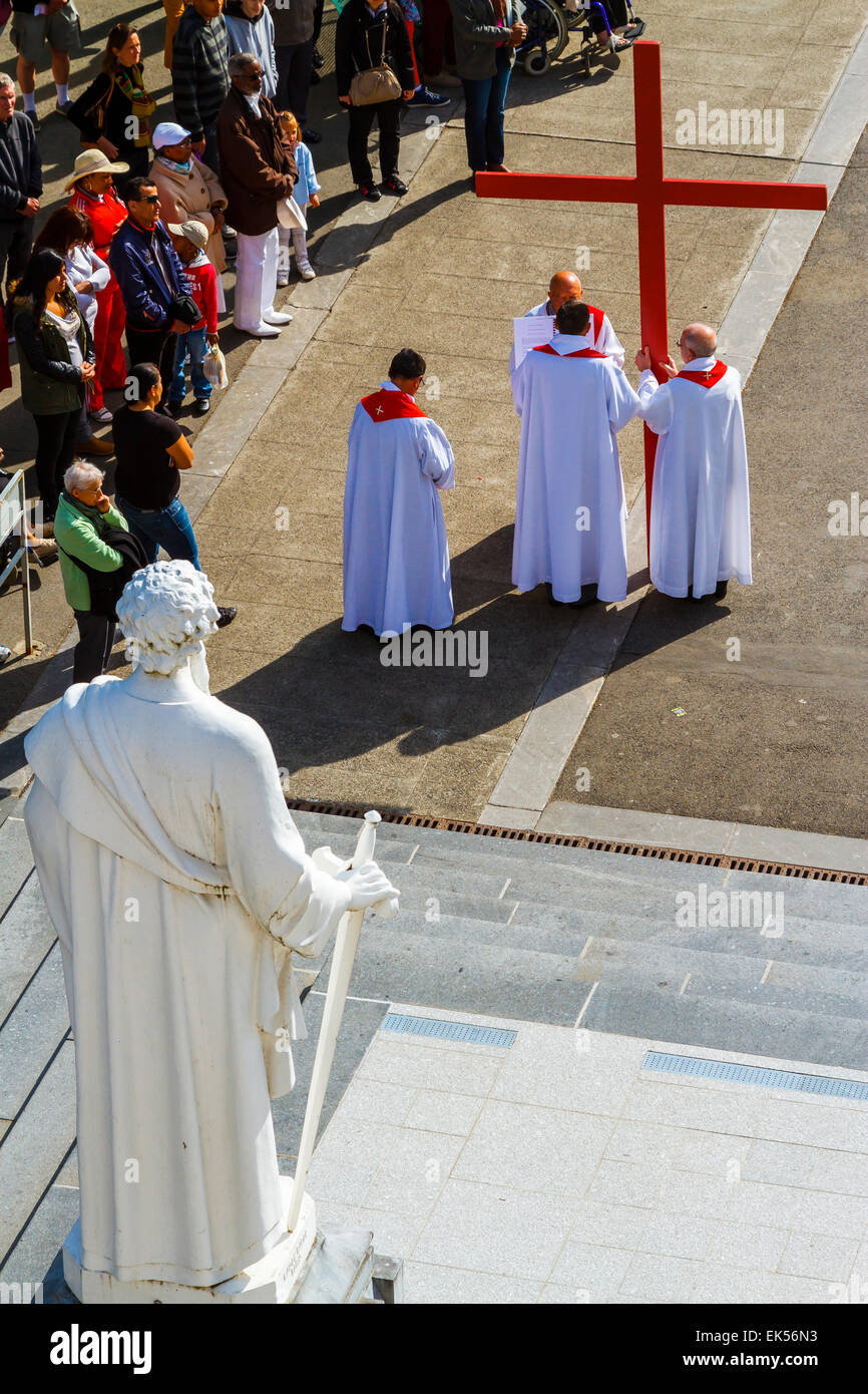 Katholische Zeremonie in der Karwoche. Rosenkranz-Basilika-Platz. Lourdes-Stadt. Frankreich, Europa Stockfoto