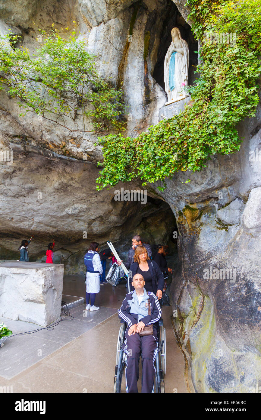 Grotte von Massabielle, Statue der Muttergottes von Lourdes und Pilger. Lourdes-Stadt.  Region Midi-Pyrénées, Frankreich, Europa. Stockfoto