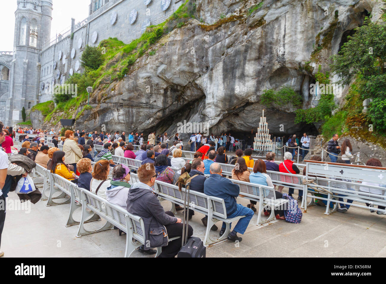 Grotte von Massabielle, Statue der Muttergottes von Lourdes und Pilger. Lourdes-Stadt.  Region Midi-Pyrénées, Frankreich, Europa. Stockfoto