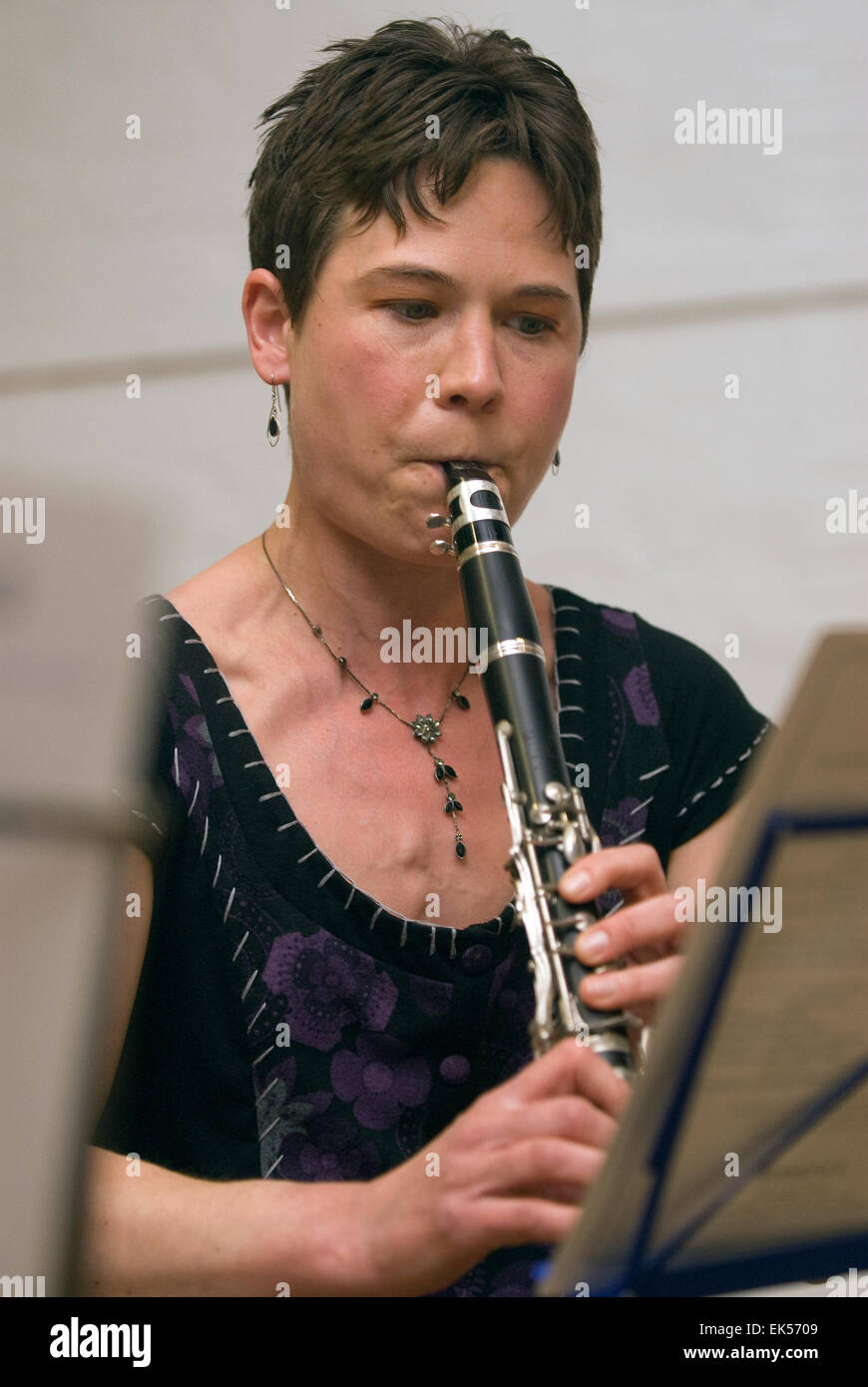 Frau spielt die Klarinette in A an eine karitative Konzert, angehende Musiker und Komponisten, Farnham, Surrey, UK zu unterstützen. Stockfoto