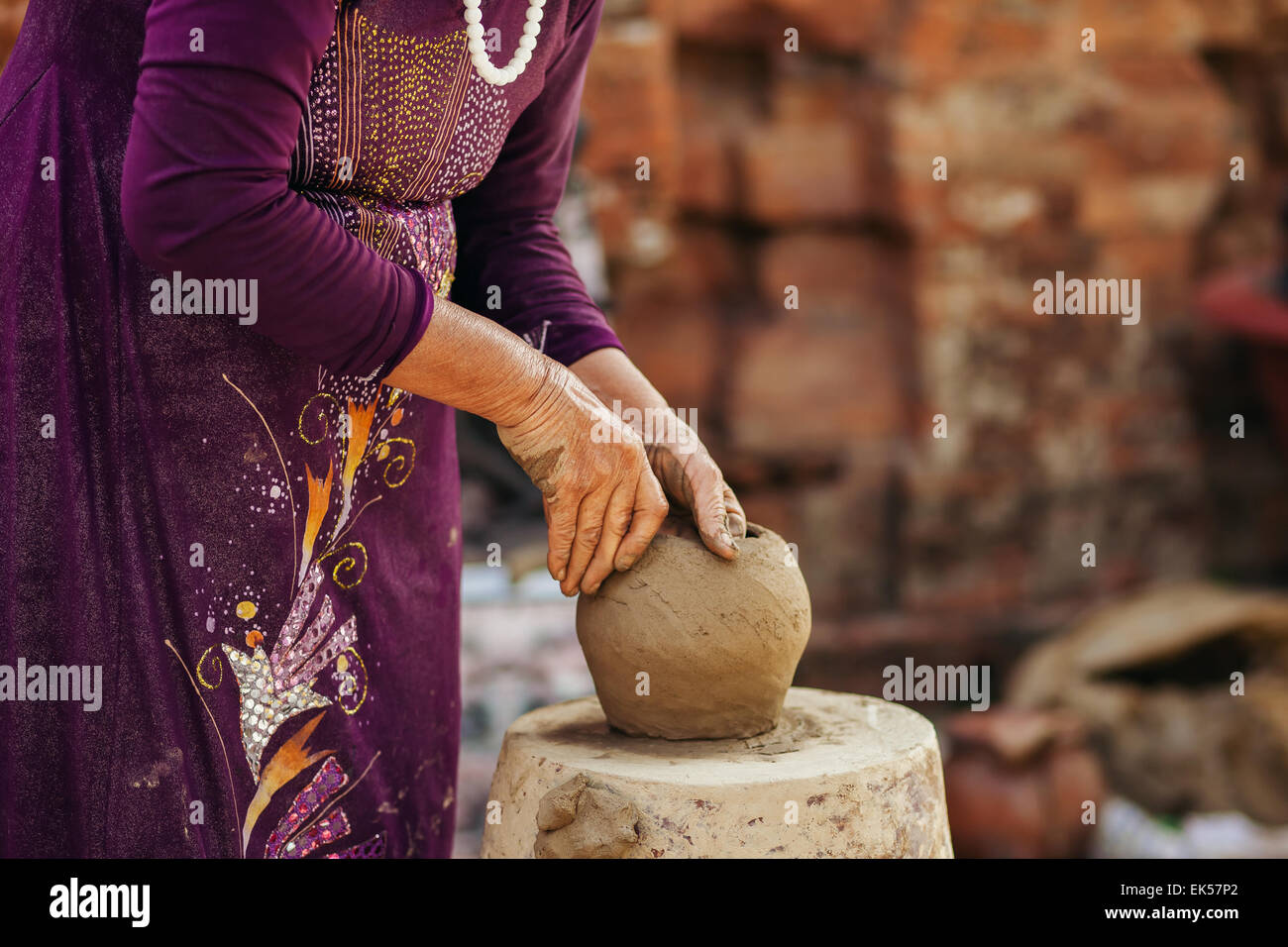 Ton Topf Erstellung traditioneller Handwerkskunst in vietnam Stockfoto
