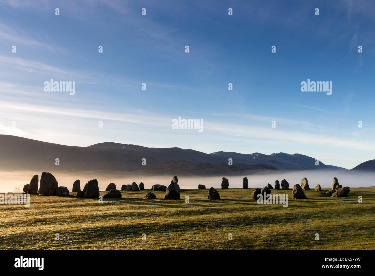 Licht des frühen Morgens fällt die Menhire an der Castlerigg Stone Circle Lake District Cumbria UK Stockfoto