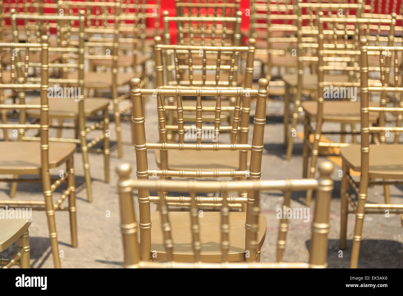 Reihe von gold Farbe Stuhl hautnah Stockfoto