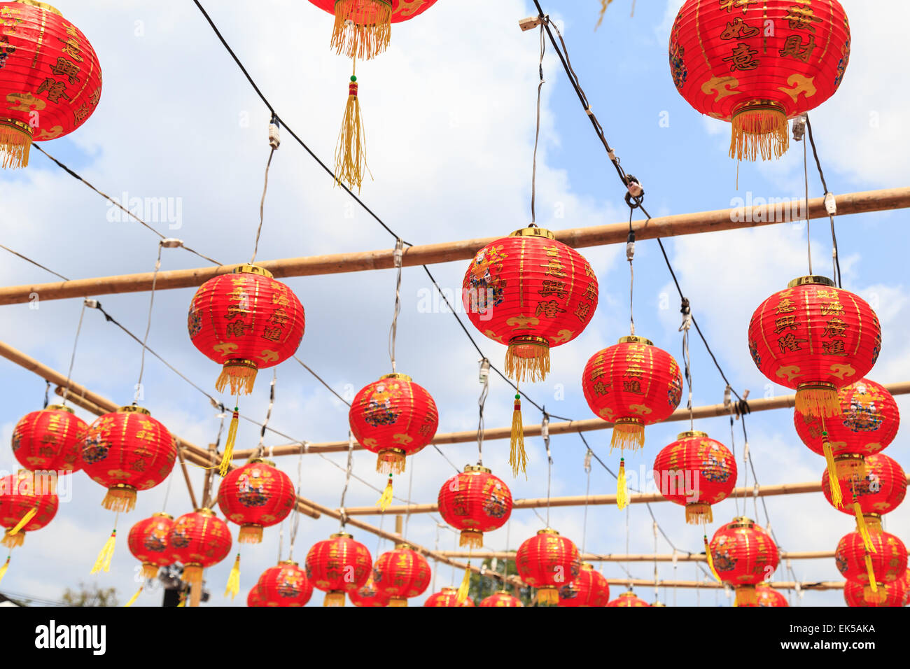 Roten chinesischen Neujahr Laternen hängen am Seil Stockfoto