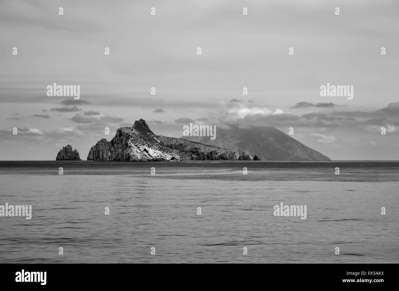 Italien, Sizilien, Äolischen Inseln, Blick auf Insel Stromboli (Basiluzzo Rock im Vordergrund) Stockfoto