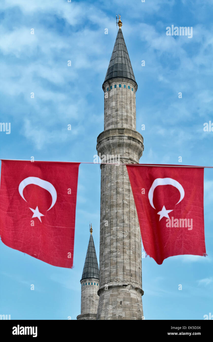 Türkei, Istanbul, Türkische Flaggen und St. Sophia Cathedral (von Konstantins des großen im 4. Jahrhundert gebaut und rekonstruiert in Stockfoto