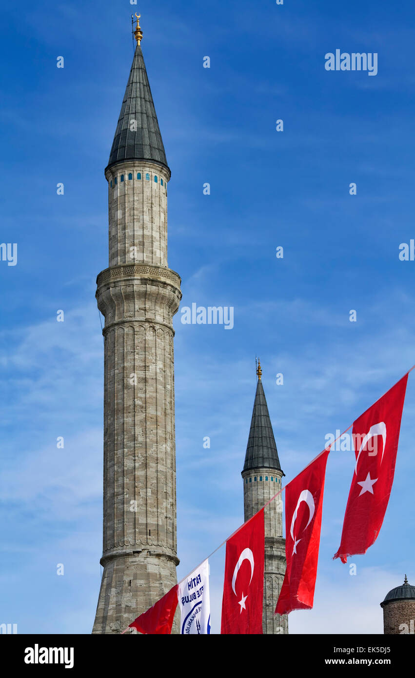 Türkei, Istanbul, Türkische Flaggen und St. Sophia Cathedral (von Konstantins des großen im 4. Jahrhundert gebaut und rekonstruiert in Stockfoto