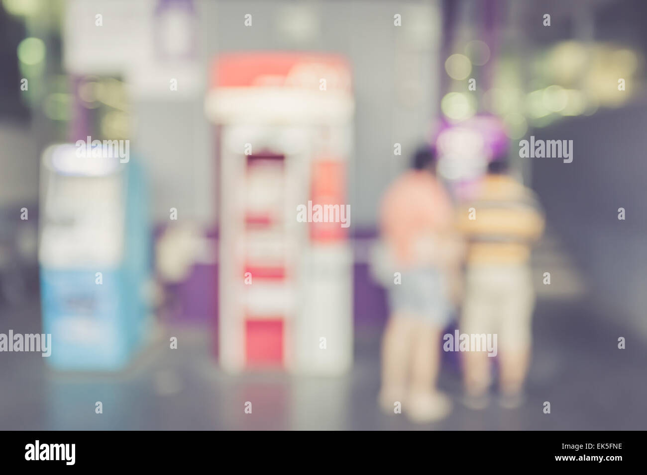 Hintergrund unscharf: Menschen stehen vor Geldautomaten, Vintage Farbe Stockfoto