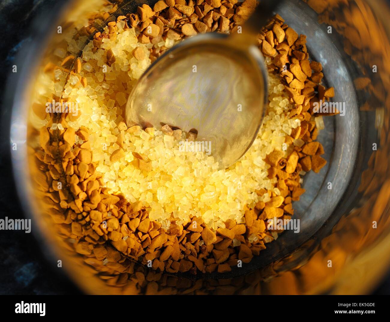 Brauner Zucker und Kaffee in einer Glasschale hautnah Stockfoto