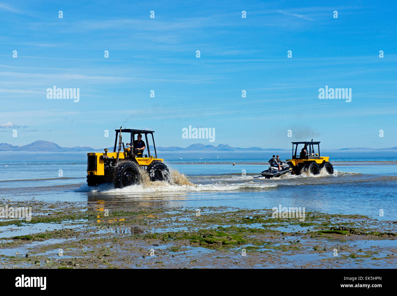 Traktoren im Meer in Abersoch, Llyn Peninsular, Gwynedd, North Wales, UK Stockfoto