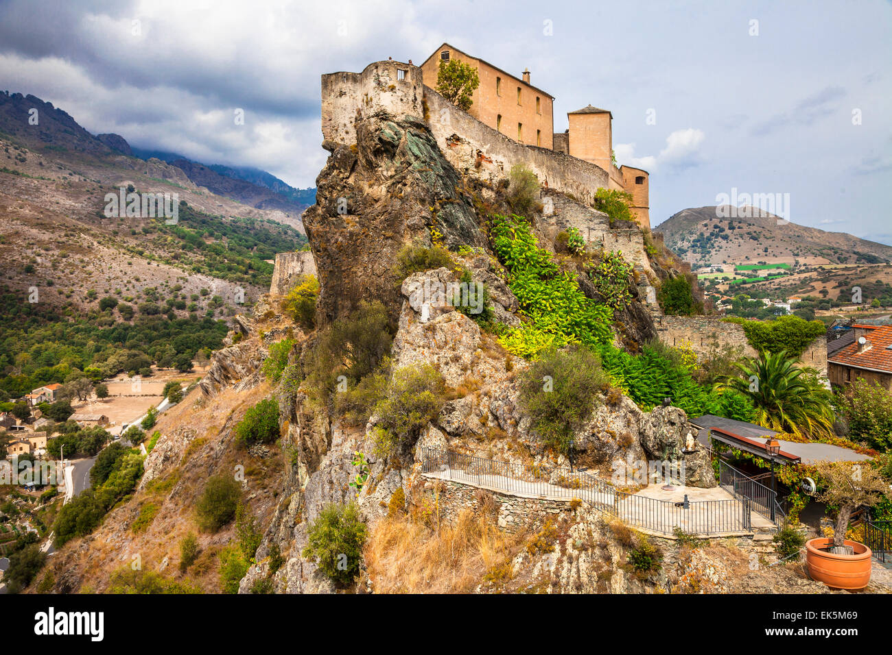 Beeindruckende Corte, Blick auf mittelalterliche Zitadelle, Korsika, Frankreich. Stockfoto