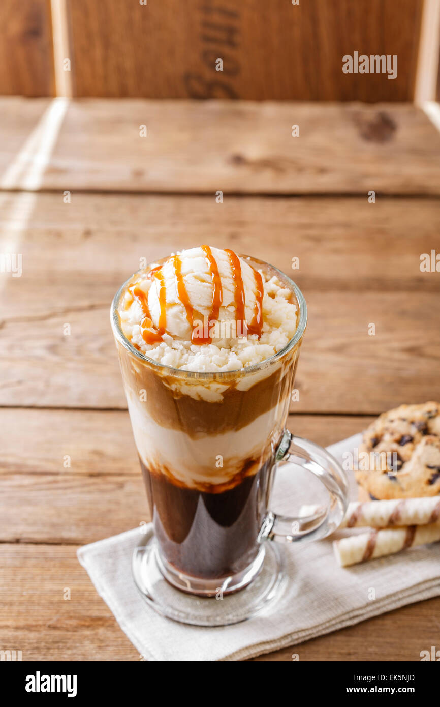 Eiskaffee mit Milch und Karamell Eis Stockfoto