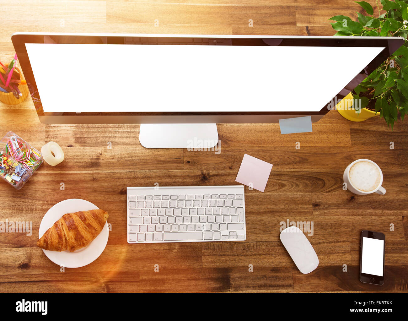 Arbeitsplatz mit Notebook, Büromaterial und Schreibtisch aus Holz. Stockfoto