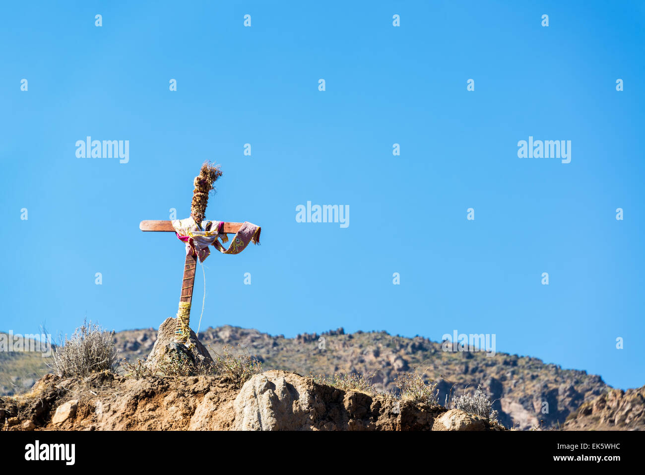 Kleines Kreuz am Rande des Colca Canyon in der Nähe von Arequipa, Peru Stockfoto