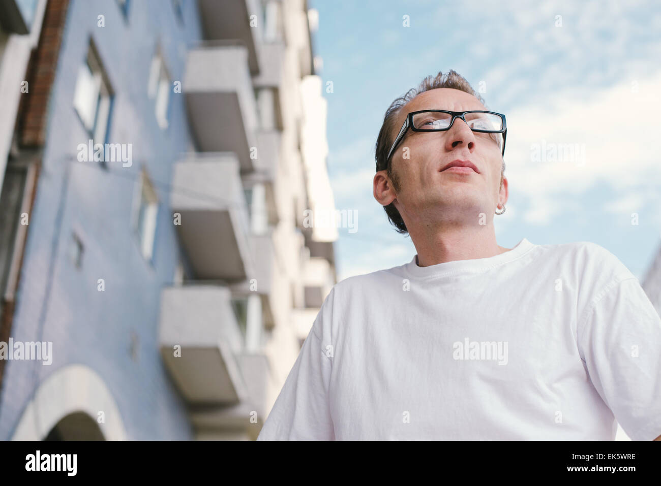 im mittleren Alter Mann vor Städtebau. Stockfoto