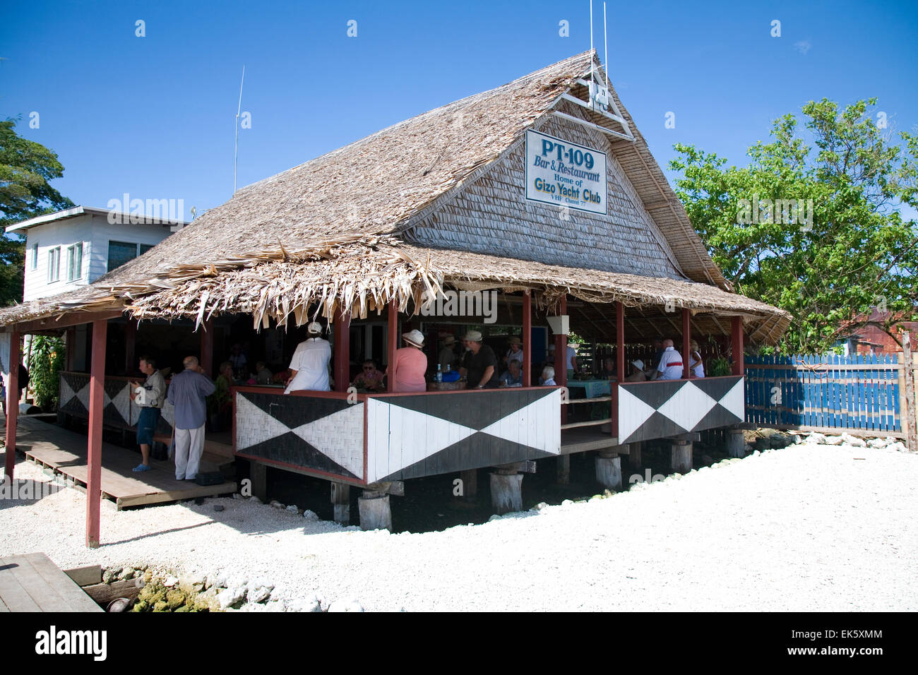 PT-109 & Restaurant Bar, einem Gizo Wahrzeichen Wasserloch im Südpazifik, benannt nach JF Kennedy Rescue Boot während des zweiten Weltkriegs. Stockfoto