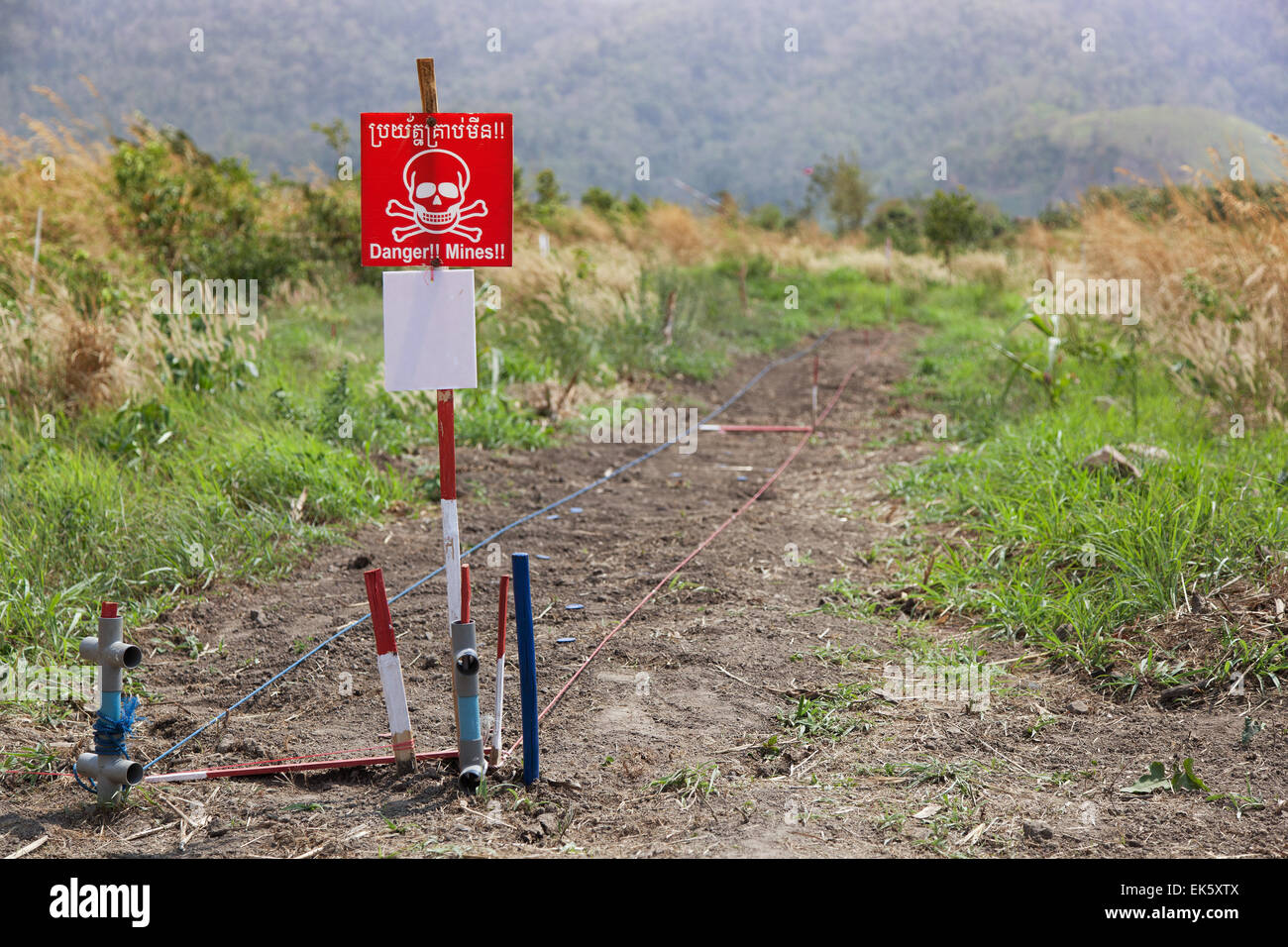 Gefahr!! Minen! Warnzeichen am Rande des Minefiled in Pailin Provinz Nordwest-Kambodscha Stockfoto